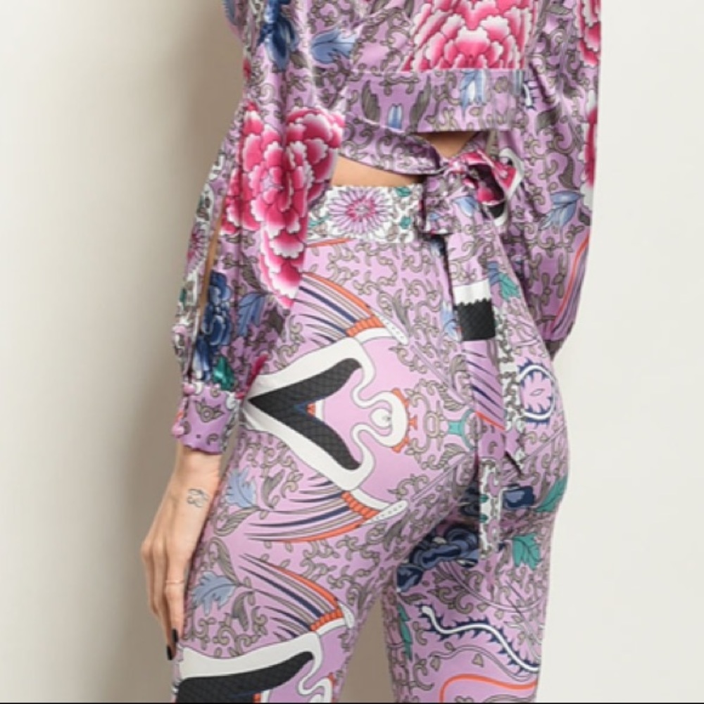 Lavender V-neck floral crop top + pants set, 🦄🔮 - Picture 7 of 8